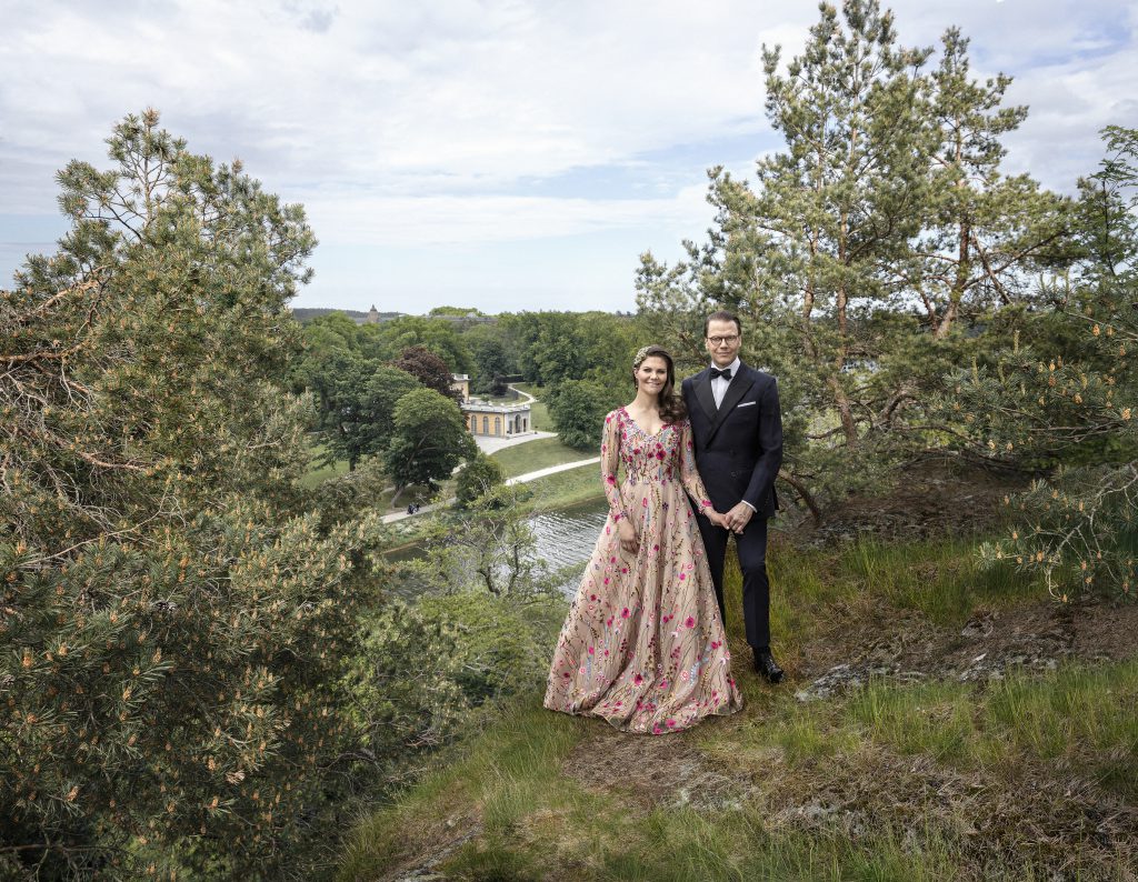 Inför Kronprinsessparets 10 åriga Bröllopsdag Har Fotografen Elisabeth Toll Fotograferat Kronprinsessan Och Prins Daniel För Nya Officiella Porträtt.