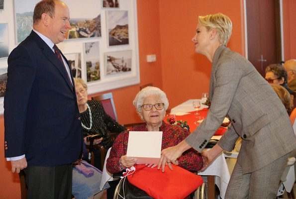 Albert En Charlene Delen Cadeaus Uit