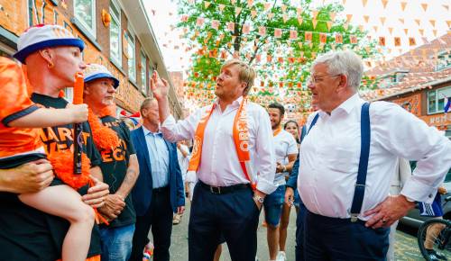 Koning Bezoekt Mooiste Oranjestraat Van Nederland