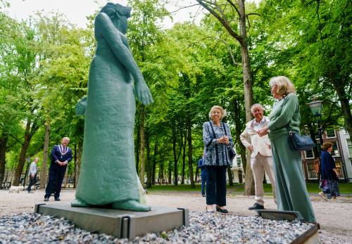 Beatrix Opent Tentoonstelling ‘voorhout Monumentaal’ (rotapool)