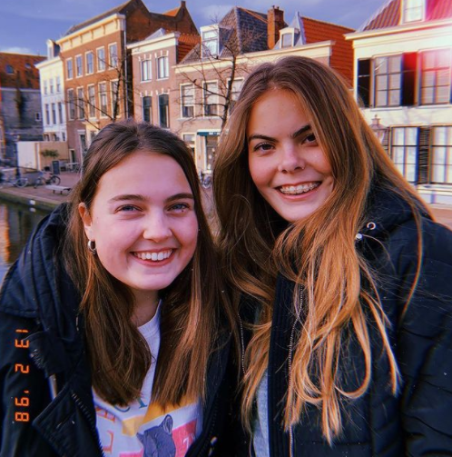 Eloise Met Beugel En Met Vriendin Winter 2019 Screenshot Instagram