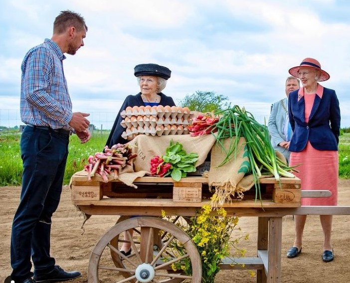 Beatrix En Margrethe Met Kar