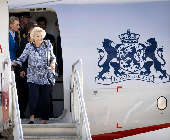 Beatrix Stapt Uit Vliegtuig Werkbezoek Aruba En Curacao Screenshot Instagram Foto Van Anp