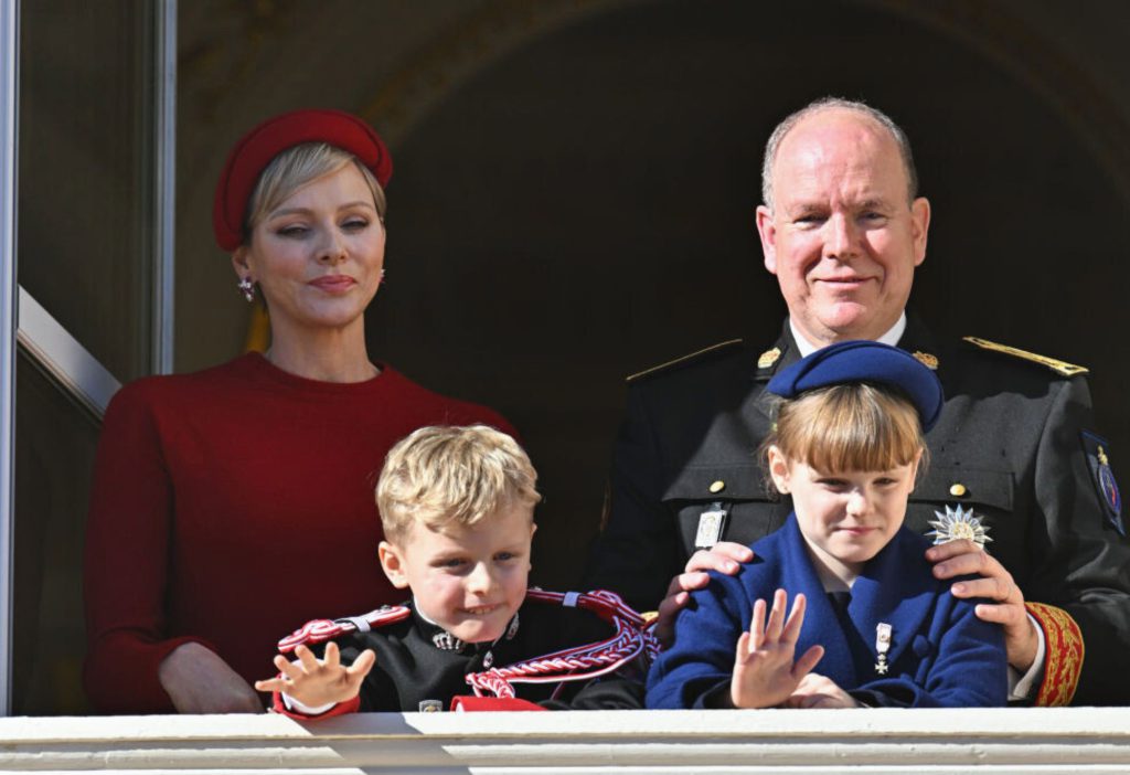 Prinses Charlene In Monaco In Het Rood