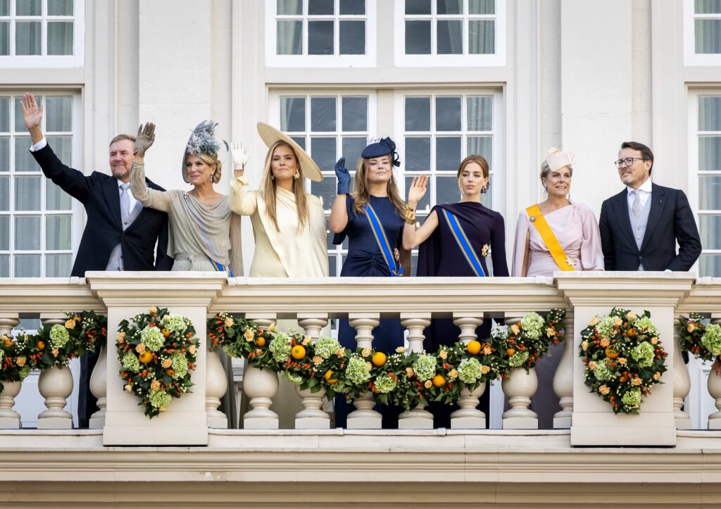 Prinsjesdag: Aankomst Koninklijke Stoet Bij Paleis Noordeinde En Balkonscene