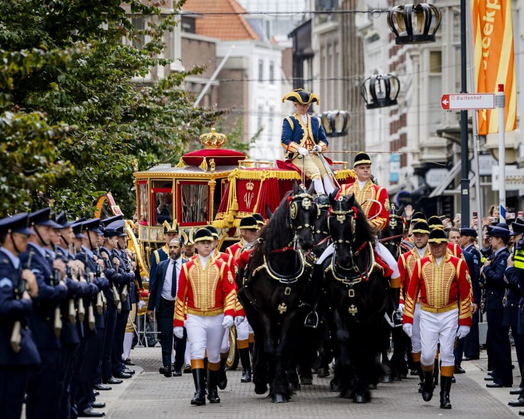 Prinsjesdag: Aankomst Koninklijke Stoet Bij Paleis Noordeinde 