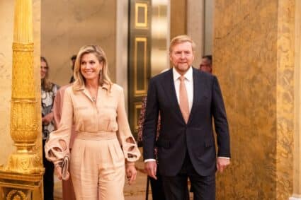 Koningin Máxima Reikt Appeltjes Van Oranje Uit