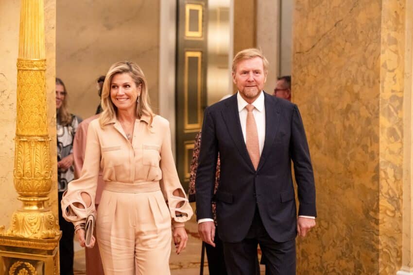 Koningin Máxima Reikt Appeltjes Van Oranje Uit
