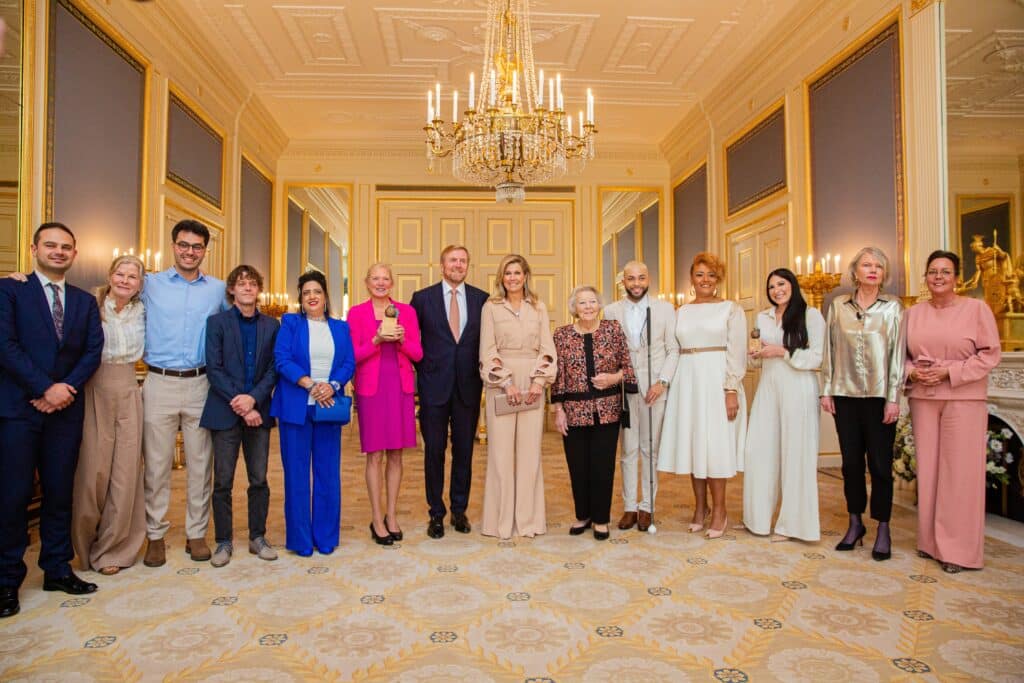 Koningin Máxima Reikt De Appeltjes Van Oranje Uit