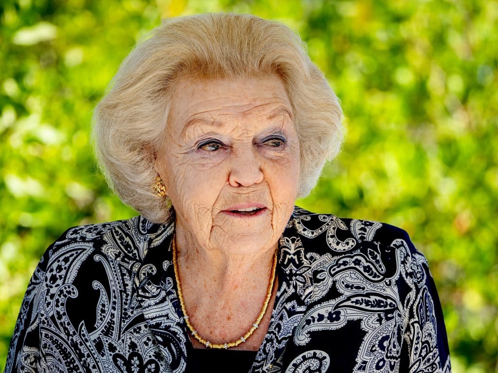 Prinses Beatrix opent gerenoveerde molen De Wachter in Zuidlaren
