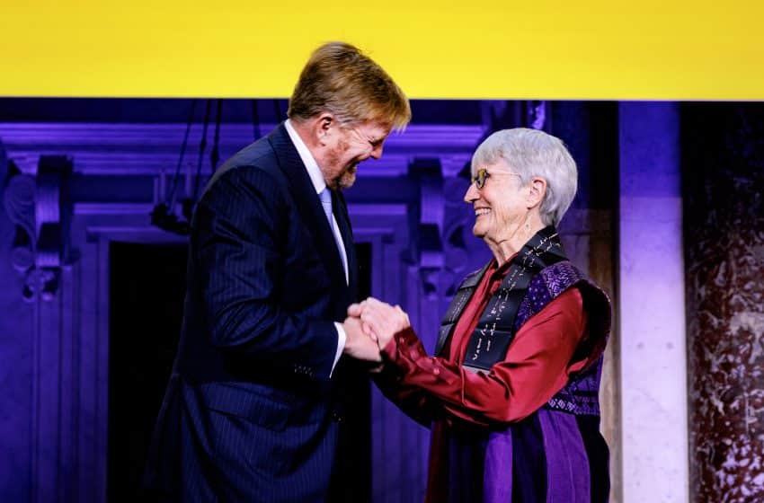 Koning Reikt Erasmusprijs Uit Aan Donna Haraway