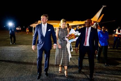 Koning En Koningin Arriveren Op Johan Adolf Pengel Airport