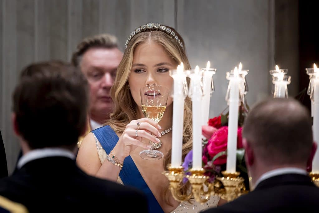 Amsterdam Koning Willem Alexander, Koningin Maxima En Prinses Amalia Ontvangen President Alexander Stubb En Zijn Vrouw Suzanne Innes Stubb Op Koninklijk Paleis Amsterdam Voor Een Staatsbanket. Anp / Hollandse Hoogte / Robin Utrecht Fotografie