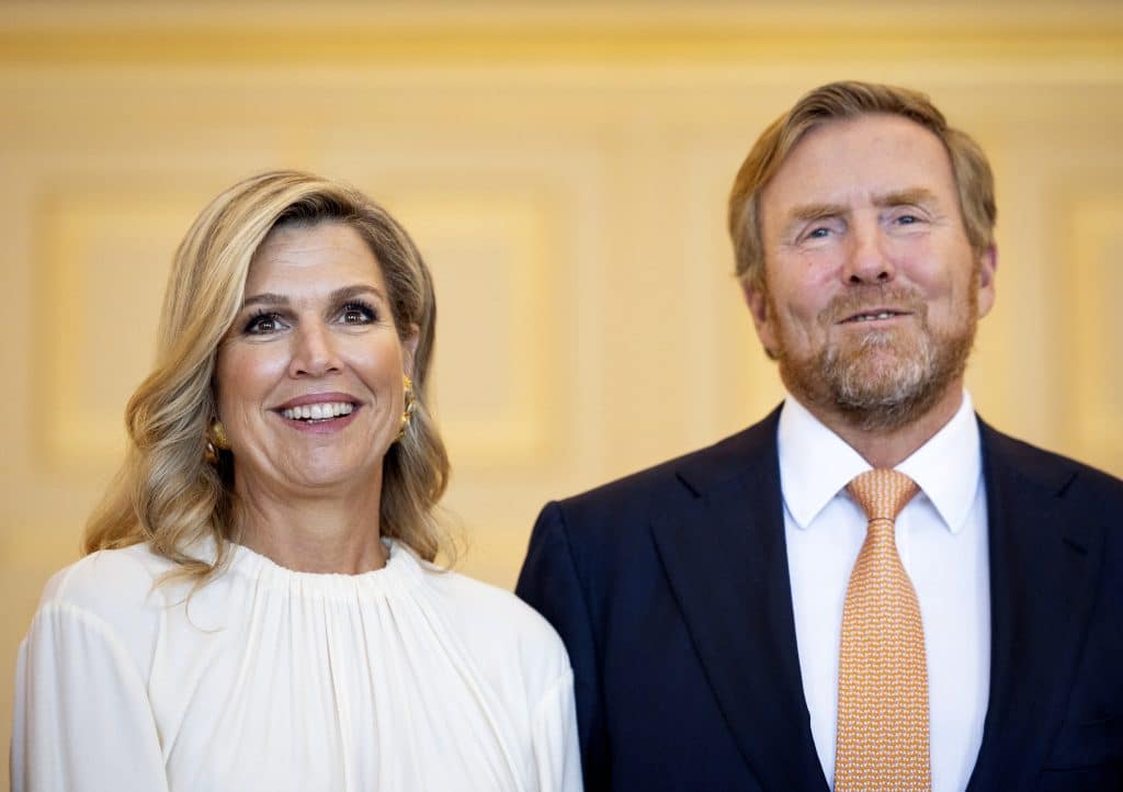 Koningin Máxima Reikt Appeltjes Van Oranje Uit