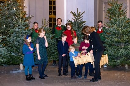 Queen Silvia Decorates Christmas Trees With Her Grandchildren Stockholm Kerstboom