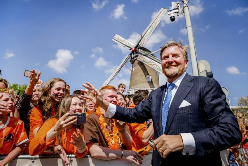 Koninklijke Familie Viert Koningsdag In Doetinchem (pool)
