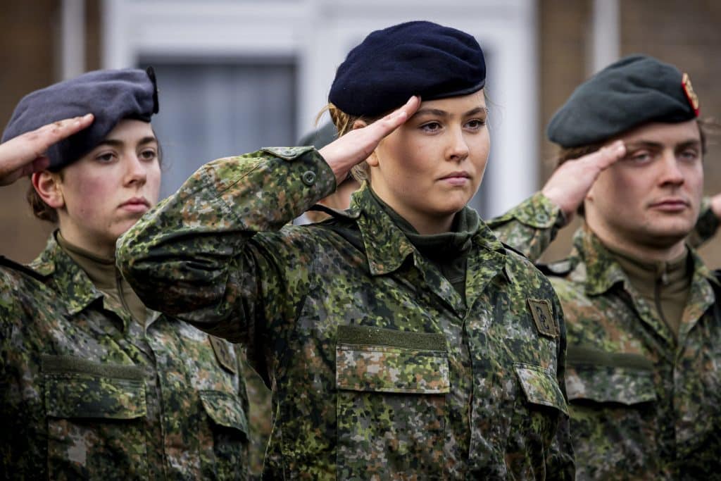 Prinses Amalia Krijgt Baret Uitgereikt Bij Defensie Prinses Amalia