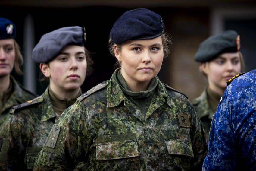 Prinses Amalia Krijgt Baret Uitgereikt Bij Defensie