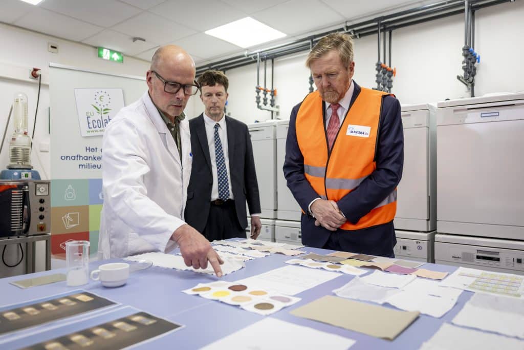 Koning Bezoekt Wasmiddelproducent Senzora