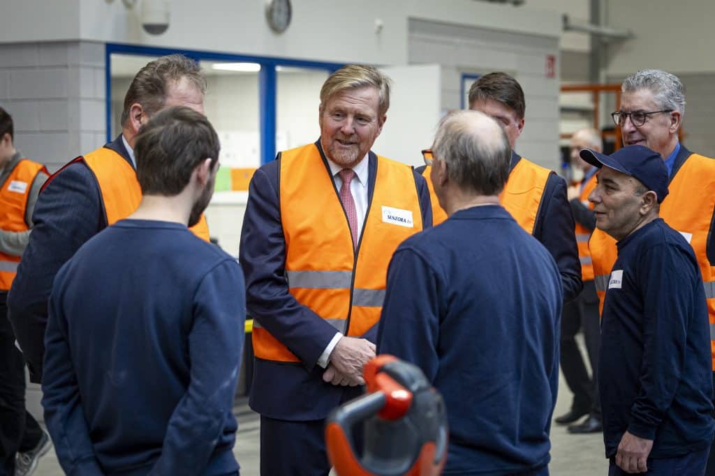 Koning Bezoekt Wasmiddelproducent Senzora