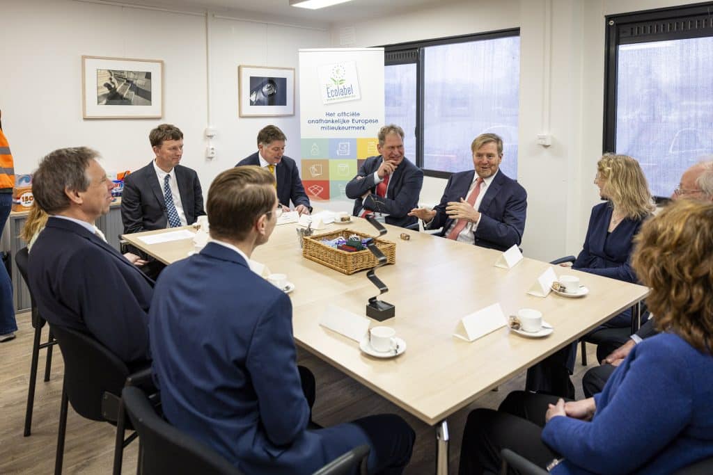 Koning Bezoekt Wasmiddelproducent Senzora