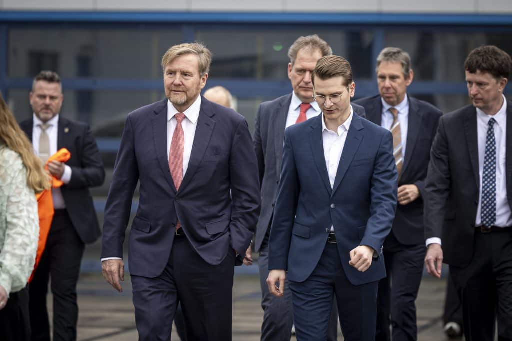 Koning Bezoekt Wasmiddelproducent Senzora