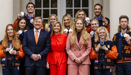 Koningspaar En Prinses Amalia Poseren Voor Groepsfoto Met Olympiërs