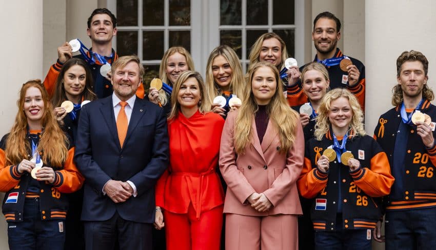 Koningspaar En Prinses Amalia Poseren Voor Groepsfoto Met Olympiërs