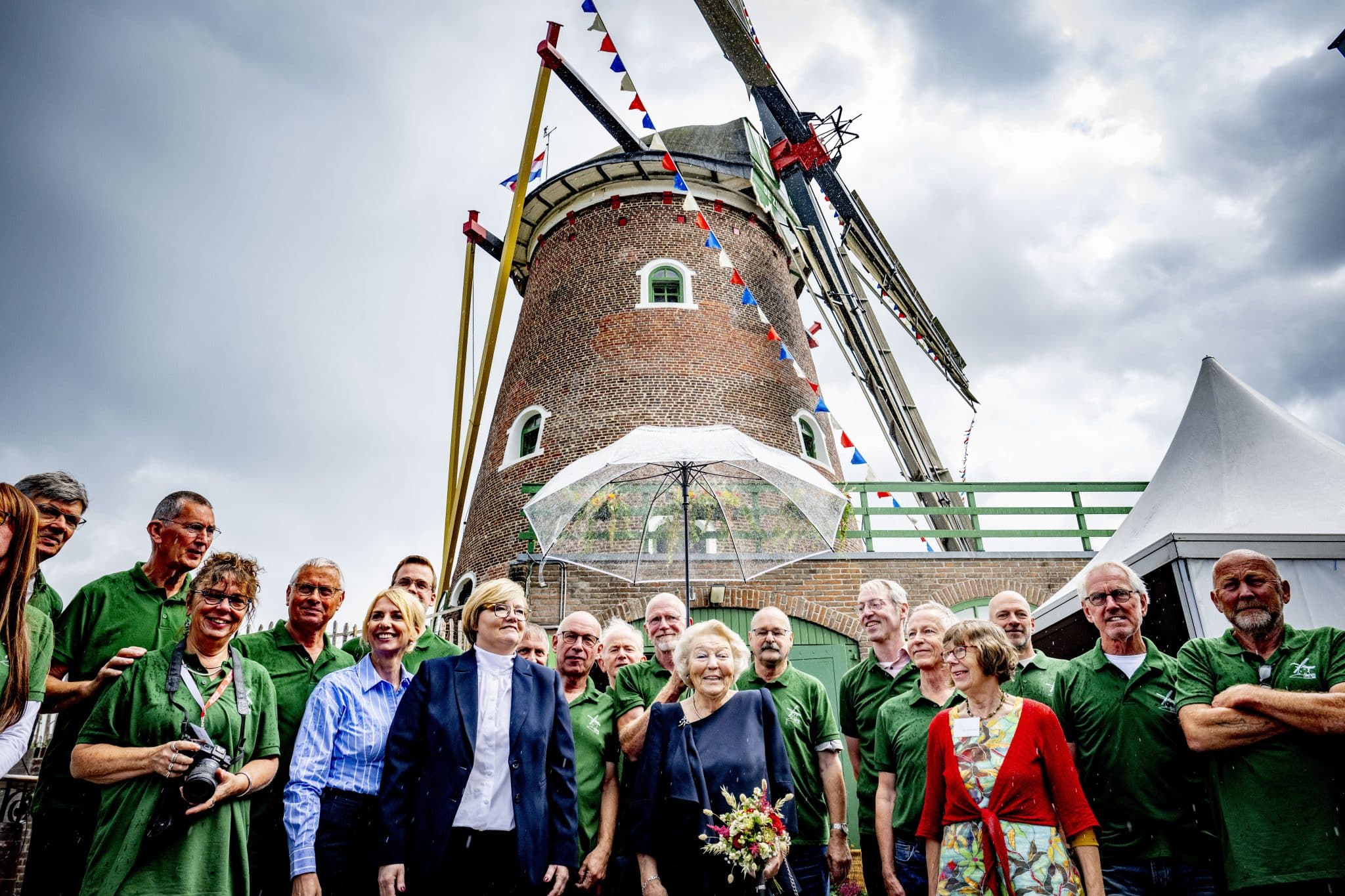Prinses Beatrix opent gerenoveerde molen De Wachter in Zuidlaren