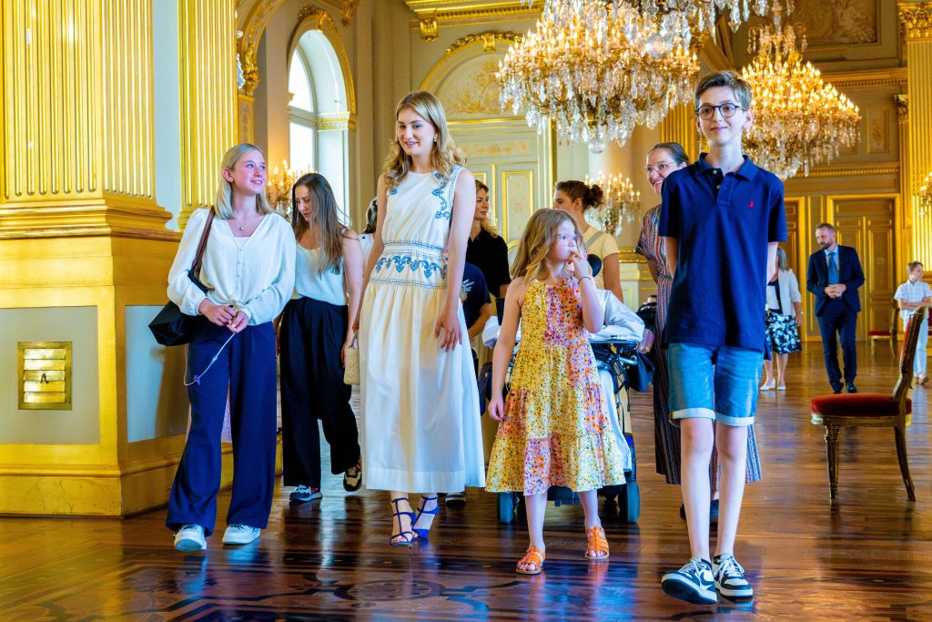 Prinses Elisabeth Verwelkomt Kinderen