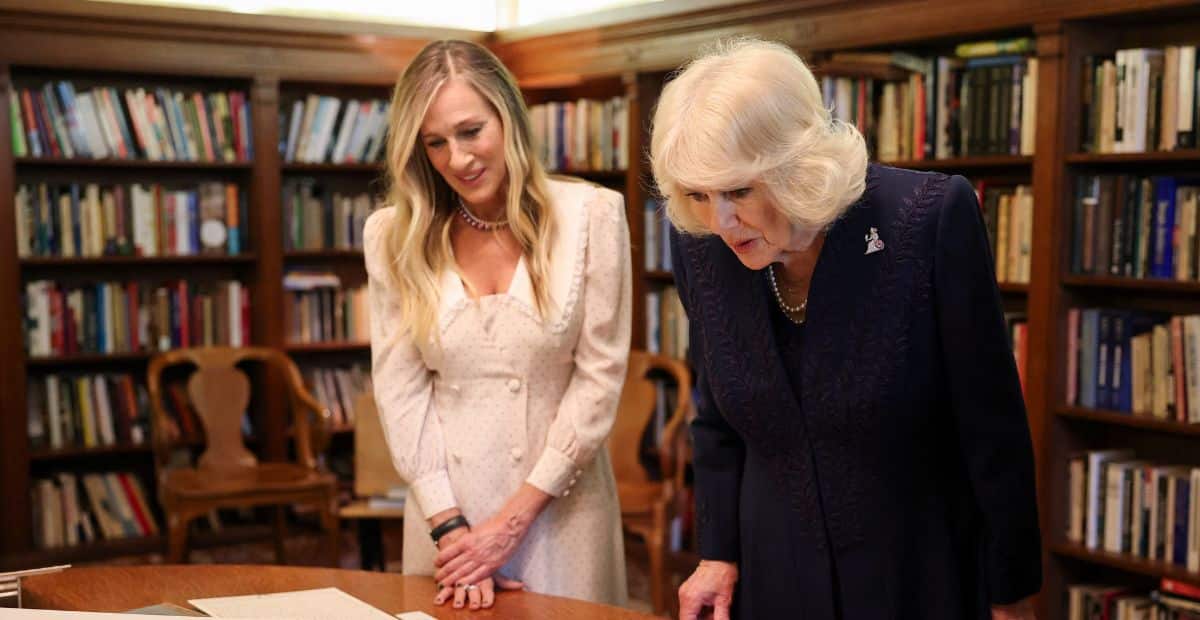 Koningin Camilla en Sarah Jessica Parker bezoeken samen de New York Public Library