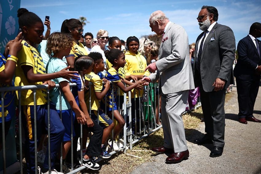Koning Charles met zijn lijfwacht tijdens een bezoek aan Bermuda
