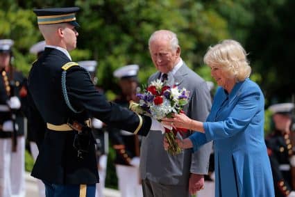 Koning Charles en koningin Camilla eren overleden soldaten tijdens staatsbezoek VS