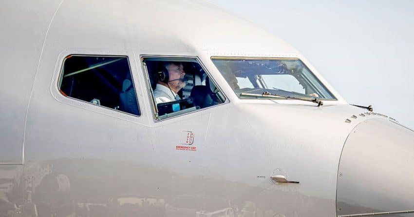 Willem-Alexander in het regeringstoestel PH-GOV