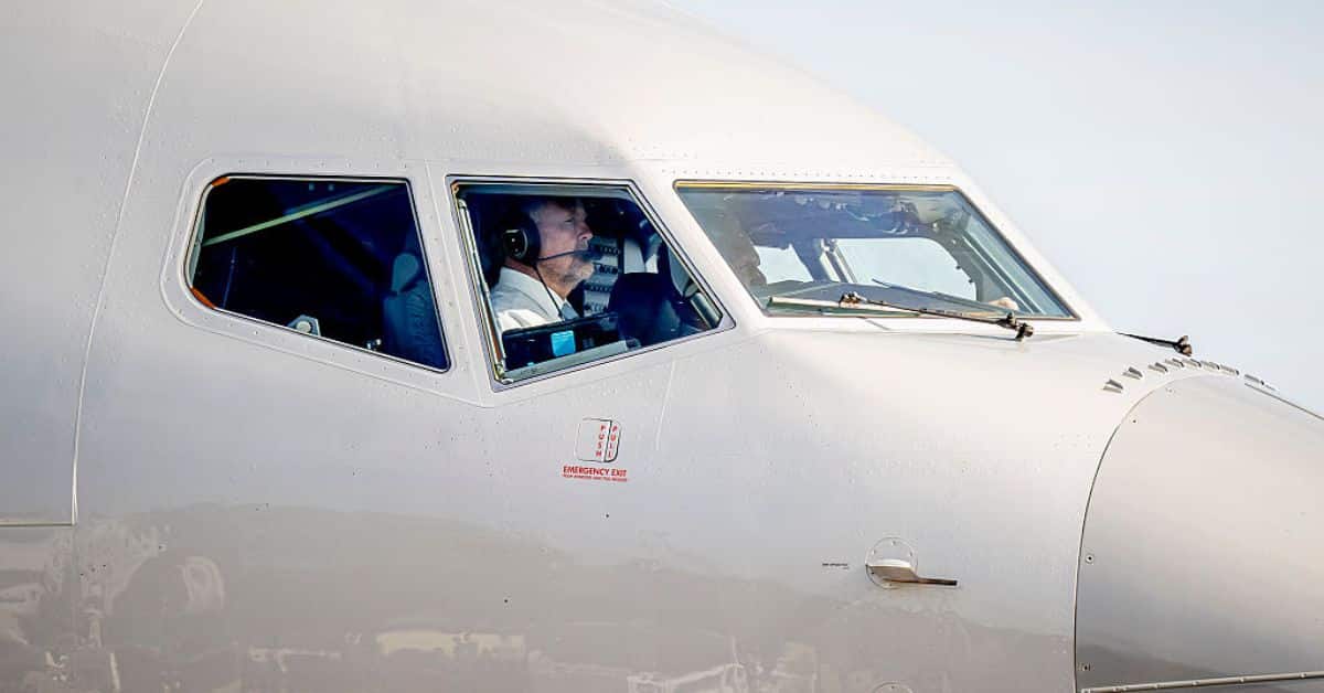 Willem-Alexander in het regeringstoestel PH-GOV