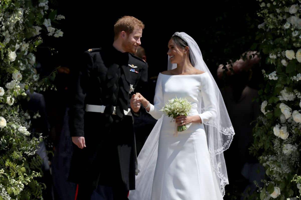 Harry en Meghan delen niet eerder vertoonde huwelijksfoto’s tijdens jubileum