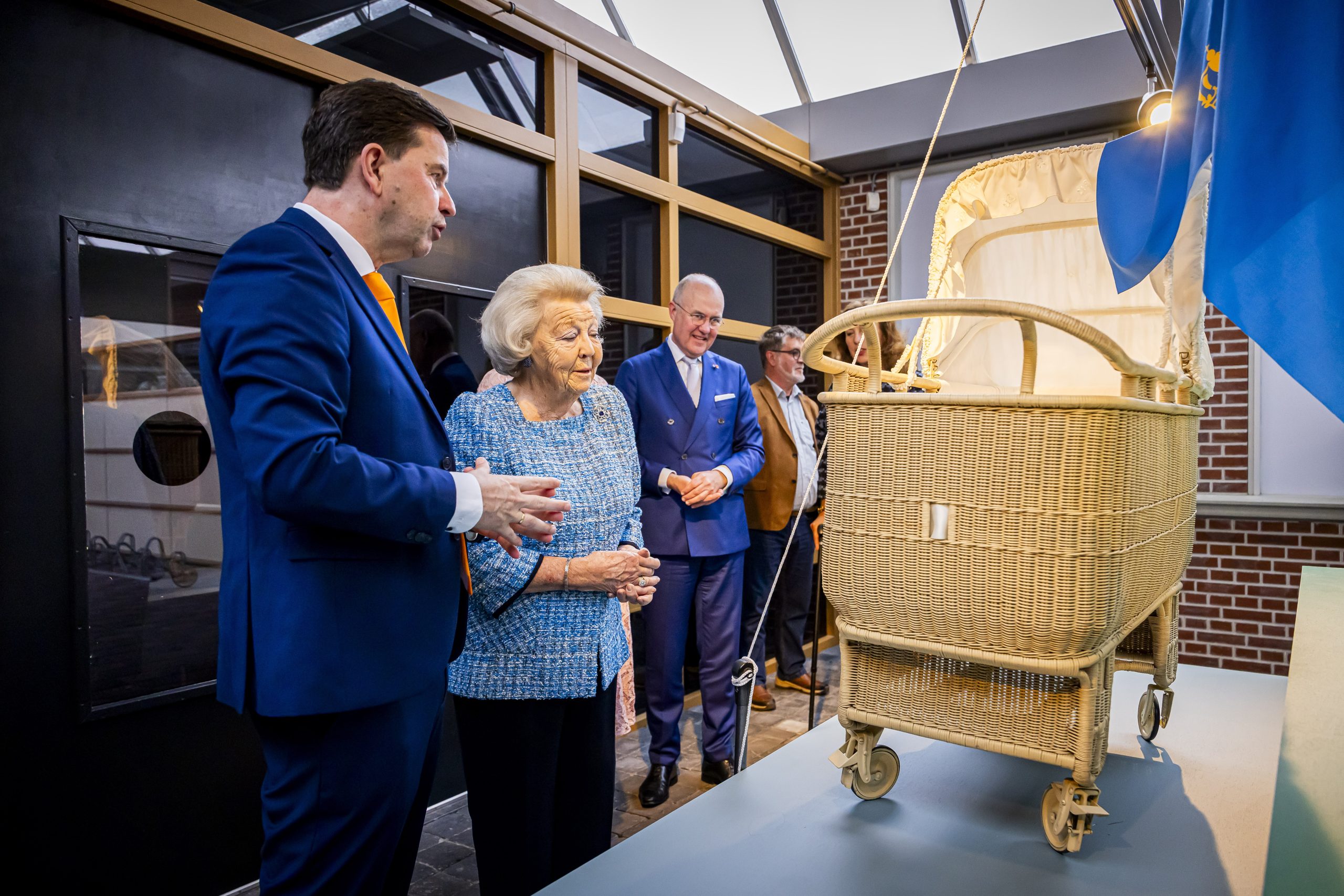 Bijzonder: prinses Beatrix ziet na 88 jaar haar verdwenen wieg terug