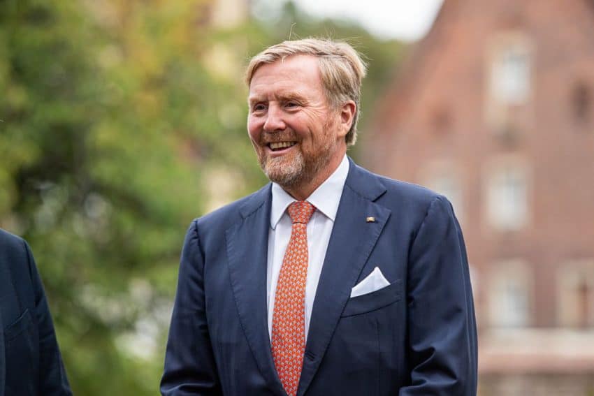 Koning Willem-Alexander heeft oranjekoorts tijdens staatsbezoek: ‘Naar links’