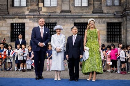 Koning Willem-Alexander en koningin Máxima verwelkomen Japans keizerspaar op de Dam