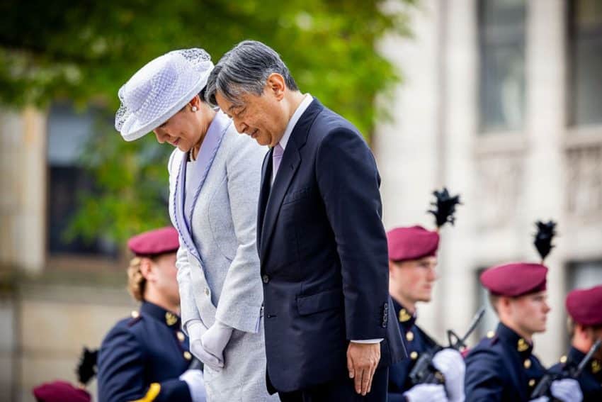 Japanse keizer Naruhito en keizerin Masako leggen krans bij Monument op de Dam