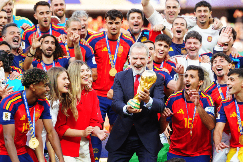 Koning Felipe, koningin Letizia, prinses Leonor en prinses Sofía met Spaanse voetballers na WK-winst Getty Images