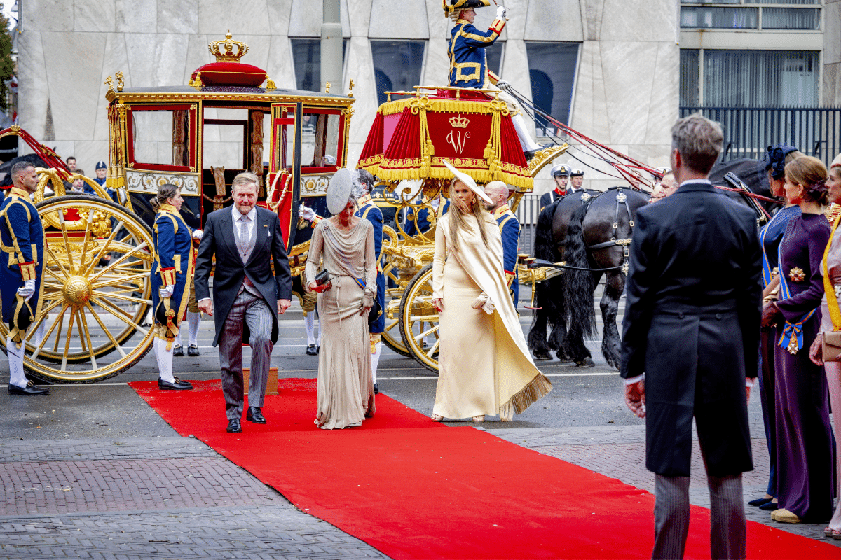 Koning Willem-Alexander, koningin Máxima en prinses Amalia stappen uit de glazen koets ANP