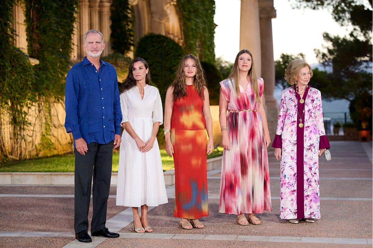 Spaanse koninklijk gezin sluit seizoen kleurrijk gekleed af tijdens traditionele receptie - Getty Images