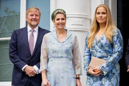 Koningspaar en prinsessen Amalia en Beatrix wonen uitvaart koning Harald bij - Getty Images