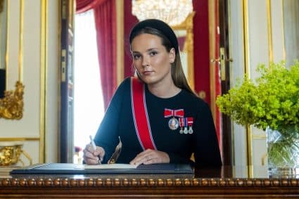 Kroonprinses Ingrid Alexandra tekent de schriftelijke eed - ANP