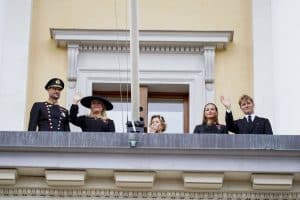 Noorse koninklijke familie bedankt volk op balkon van paleis - ANP