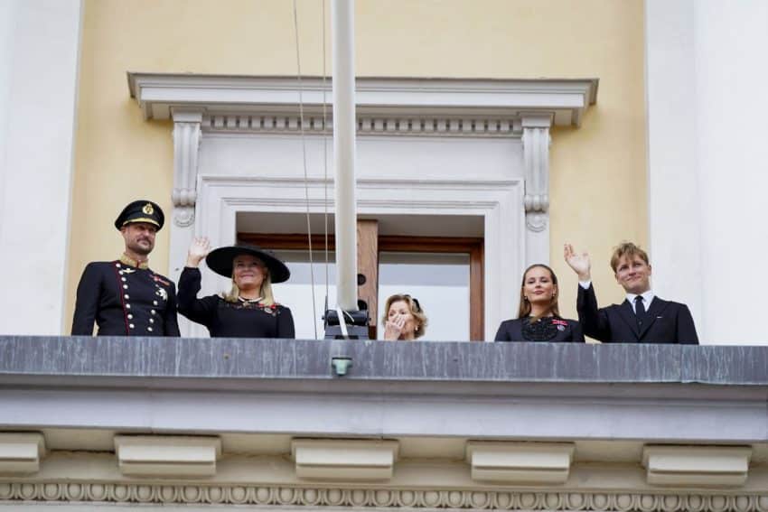 Noorse koninklijke familie bedankt volk op balkon van paleis - ANP