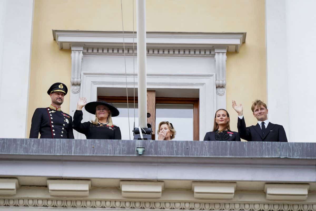 Noorse koninklijke familie bedankt volk op balkon van paleis - ANP