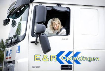 Koningin Máxima Bezoekt Vrouwen In Transportsector vrachtwagen