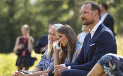 De Noorse koninklijke familie herdenkt aanslag Utøya